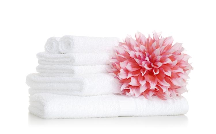 Kwiat na białych ręcznikach